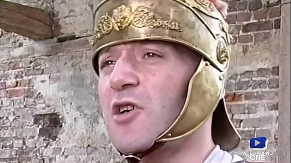 Karen Lancaume, brunette aux gros seins, gagne un concours de baise