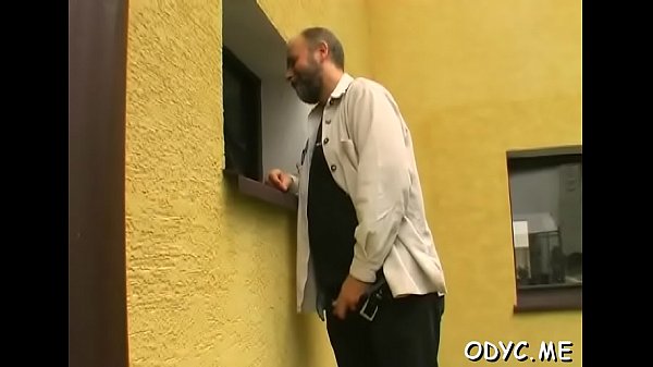 Hottie gives a steamy oral pleasure